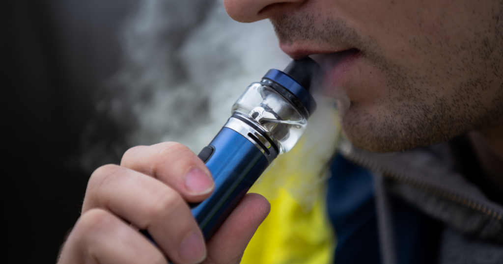 Man hijst aan zijn CBD vape.
